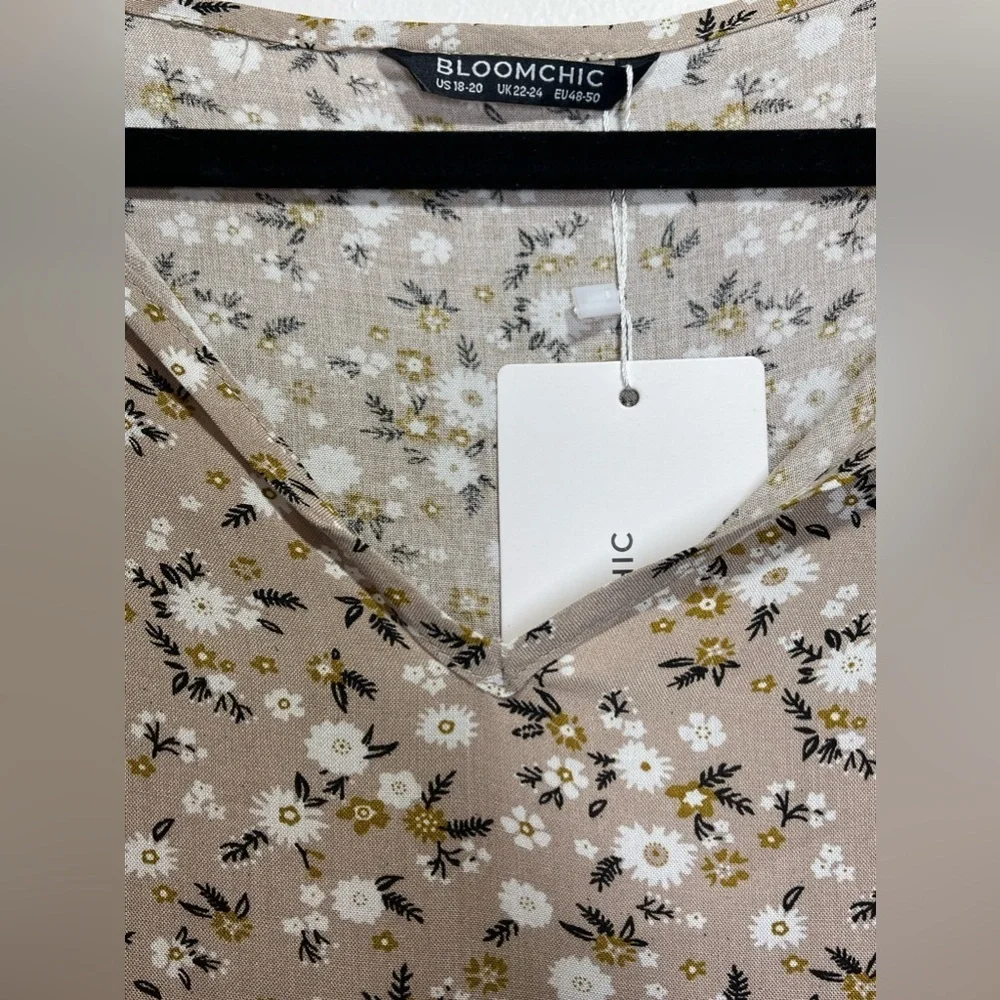 NWT BloomChic Women's Plus Size Short‎ Sleeve
Nude Floral Top Size 18/20 - Picture 3 of 7